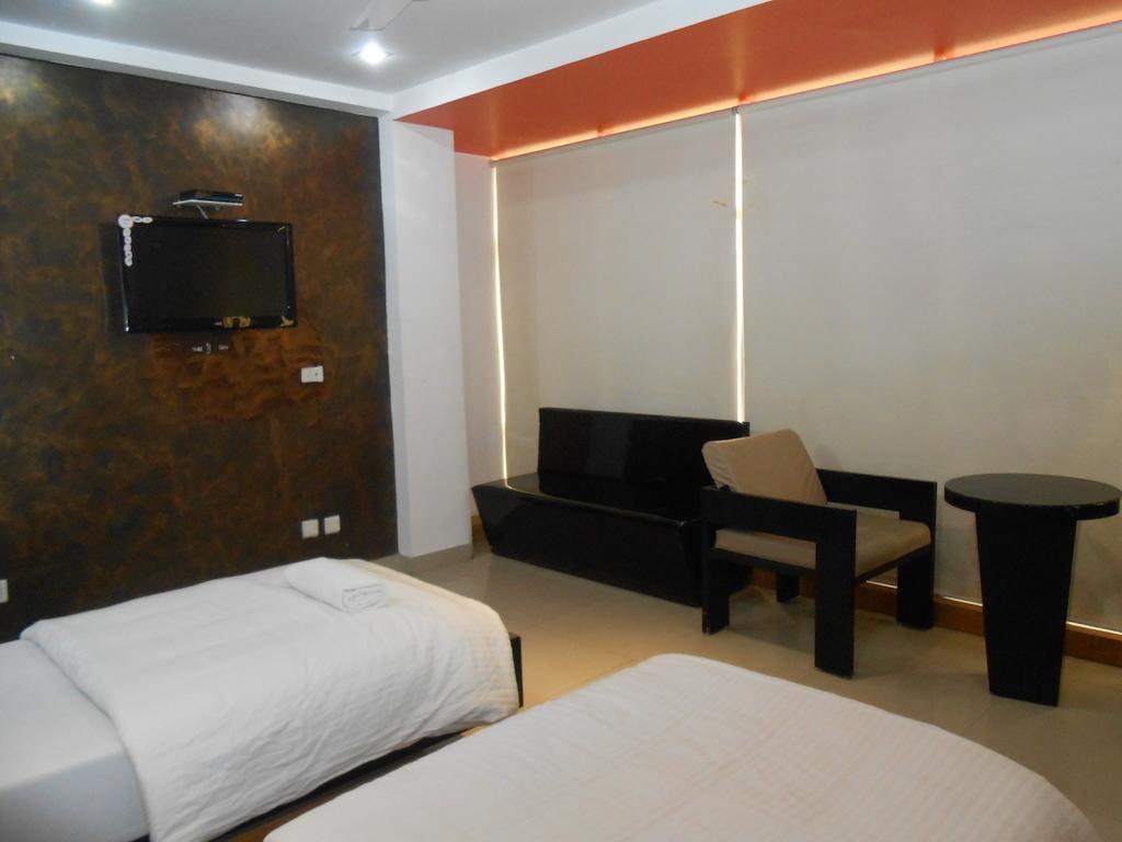 Hiland Inn Calcutta Extérieur photo