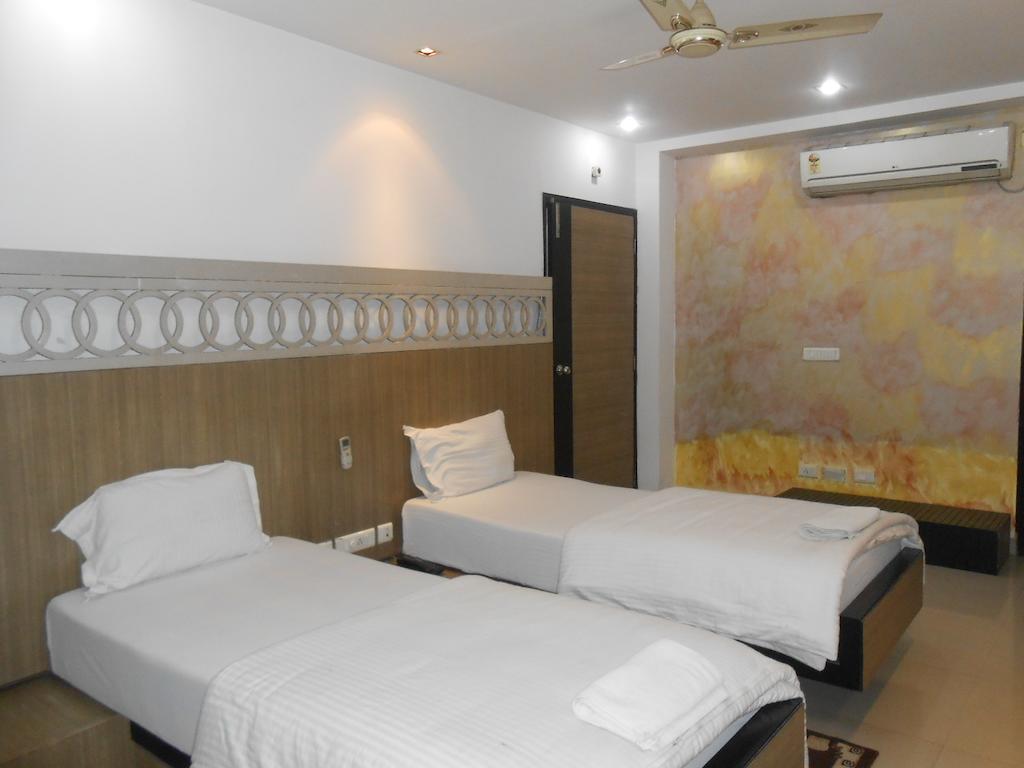 Hiland Inn Calcutta Extérieur photo